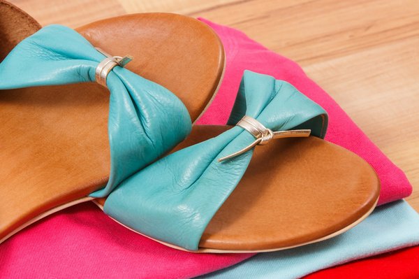 Comment choisir des sandales à lanières pour un look estival sophistiqué?